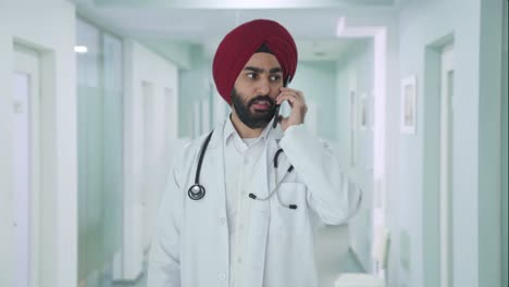 Ernsthafter-Indischer-Sikh-Arzt,-Der-Auf-Abruf-Spricht