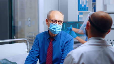 Médico-Hablando-Con-El-Paciente-Enmascarado