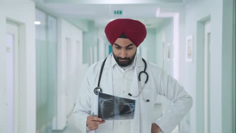 Estresado-Médico-Indio-Sikh-Comprobando-El-Informe-De-Rayos-X.