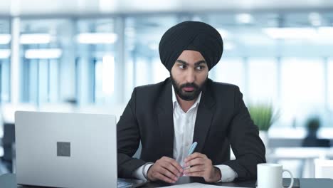 Ernsthafter-Indischer-Sikh-Geschäftsmann,-Der-Mit-Jemandem-Spricht