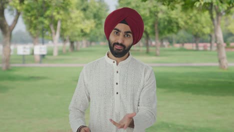 Glücklicher-Sikh-Indianer,-Der-Im-Park-Mit-Der-Kamera-Spricht