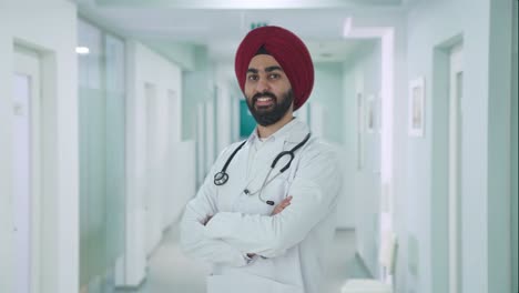 Porträt-Eines-Glücklichen-Indischen-Sikh-Arzts,-Der-Mit-Gekreuzten-Händen-Steht