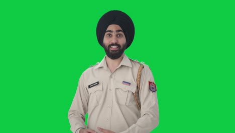 Fröhlicher-Indischer-Sikh-Polizist-Spricht-Auf-Grünem-Bildschirm
