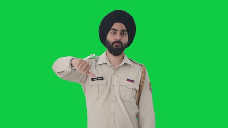Enttäuschter-Sikh-Polizei-Indianer-Zeigt-Daumen-Nach-Unten-Auf-Grünem-Bildschirm