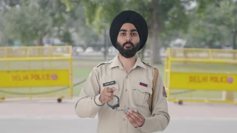 Sikh-Indian-police-man-posing-with-handcuffs