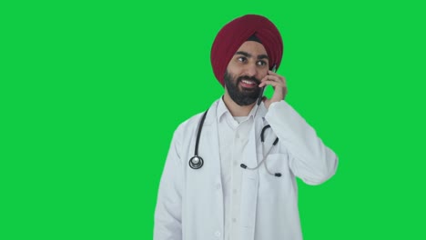 Feliz-Médico-Indio-Sikh-Hablando-Por-Teléfono-En-Pantalla-Verde