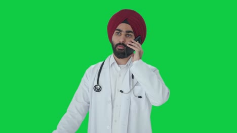 Médico-Indio-Sikh-Enojado-Gritando-En-La-Pantalla-Verde-De-Llamada