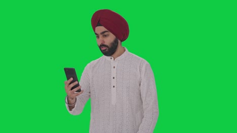 Wütender-Sikh-Indianer-Schreit-Auf-Dem-Grünen-Bildschirm-Eines-Videoanrufs