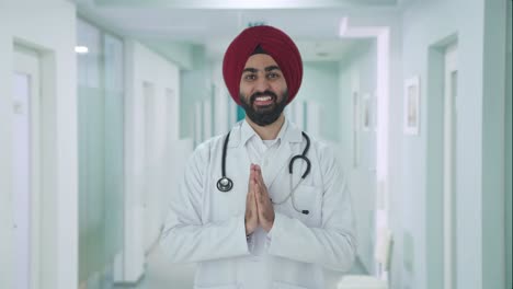 Glücklicher-Sikh-indischer-Arzt,-Der-Namaste-Macht