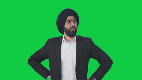 Besorgter-Sikh-indischer-Geschäftsmann,-Der-über-Einen-Grünen-Bildschirm-Denkt