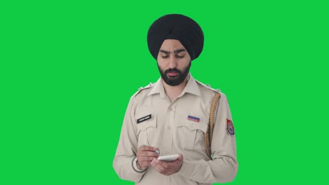 Policía-Indio-Sikh-Escribiendo-Pantalla-Verde-De-Abeto