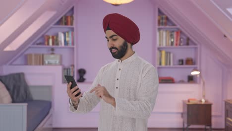 Glücklicher-Sikh-Indianer,-Der-Sein-Telefon-Benutzt