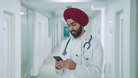 Glücklicher-Indischer-Sikh-Arzt,-Der-SMS-Schreibt