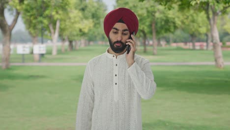 Hombre-Indio-Sij-Hablando-Por-Teléfono-En-El-Parque
