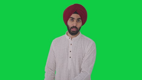 Wütender-Sikh-Indianer,-Der-Auf-Einem-Grünen-Bildschirm-Schreit