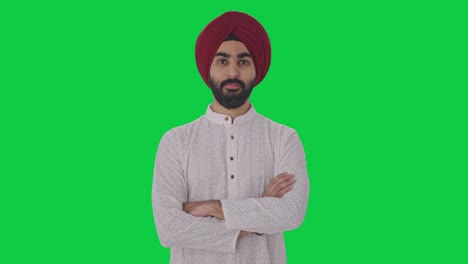 Selbstbewusster-Sikh-Indianer,-Der-Mit-Gekreuzten-Händen-Auf-Grünem-Bildschirm-Steht