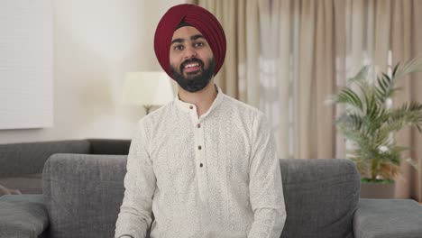 Glücklicher-Sikh-Indianer,-Der-Fernsieht
