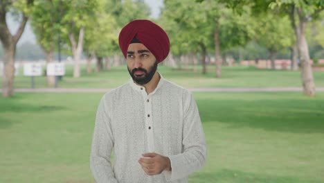 Hombre-Indio-Sikh-Enfermo-Que-Sufre-De-Fiebre-En-El-Parque