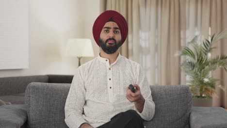 Hombre-Indio-Sikh-Frustrado-Viendo-La-Televisión