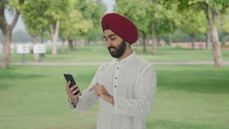 Glücklicher-Sikh-Indianer,-Der-Im-Park-Telefoniert