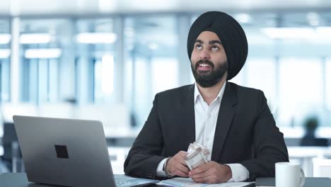 Glücklicher-Indischer-Sikh-Geschäftsmann,-Der-Geld-Zählt