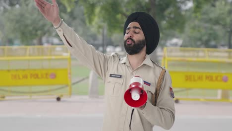 Hombre-Policía-Indio-Sikh-Enojado-Controlando-Multitud