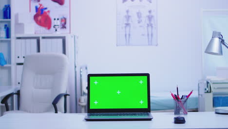 Laptop-Im-Krankenhausschrank-Mit-Grünem-Bildschirm