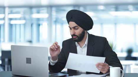 Gestresster-Und-Angespannter-Indischer-Sikh-Geschäftsmann,-Der-Am-Laptop-Arbeitet