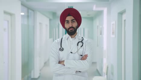 Selbstbewusster-Indischer-Sikh-Arzt,-Der-Mit-Gekreuzten-Händen-Steht