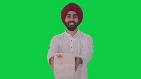 Glücklicher-Sikh-Indianer,-Der-Ein-Geschenk-Auf-Grünem-Bildschirm-Gibt