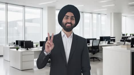 Glücklicher-Indischer-Sikh-Geschäftsmann,-Der-Siegeszeichen-Zeigt