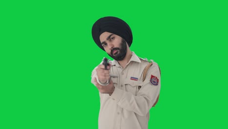 Indischer-Sikh-Polizist-Zeigt-Mit-Waffe-Auf-Grünen-Bildschirm