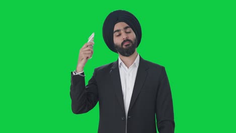 Egoistischer-Indischer-Sikh-Geschäftsmann,-Der-Geld-Als-Fan-Greenscreen-Verwendet