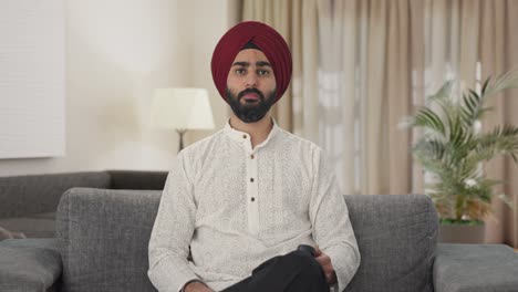 Ernsthafter-Sikh-Indianer,-Der-Fernsieht