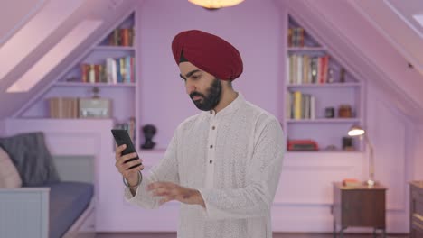 Sikh-Indianer-Benutzt-Telefon