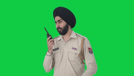 Wütender-Indischer-Sikh-Polizist,-Der-Im-Radio-Auf-Grünem-Bildschirm-Spricht