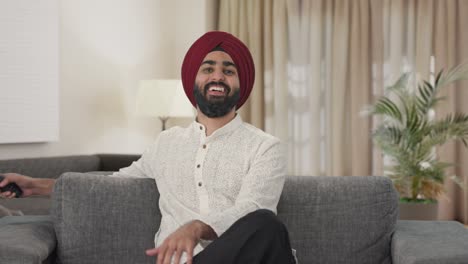 Fröhlicher-Sikh-Indianer,-Der-Beim-Fernsehen-Lacht