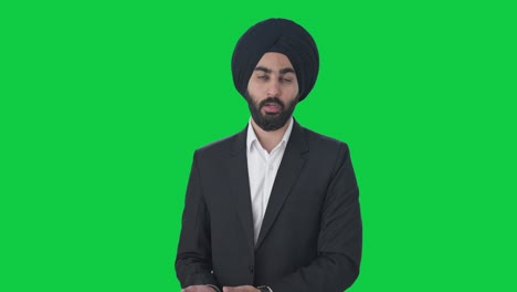 Ernsthafter-Indischer-Sikh-Geschäftsmann-Spricht-Auf-Grünem-Bildschirm