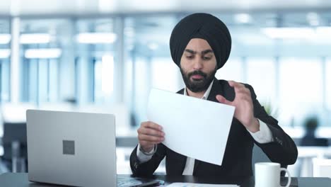Sikh-indischer-Geschäftsmann,-Der-Am-Laptop-Arbeitet