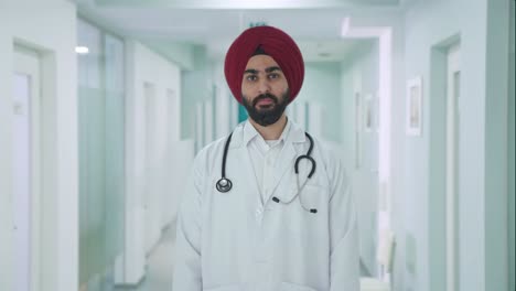 Ernsthafter-Indischer-Sikh-Arzt-Auf-Der-Suche