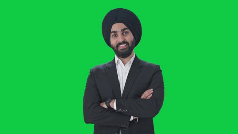 Glücklicher-Indischer-Sikh-Geschäftsmann,-Der-Mit-Gekreuzten-Händen-Auf-Grünem-Bildschirm-Steht