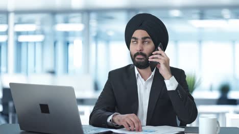 Sikh-indischer-Geschäftsmann,-Der-Auf-Abruf-Spricht