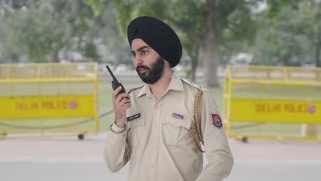 Wütender-Indischer-Sikh-Polizist,-Der-Im-Radio-Spricht