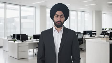 Ernsthafter-Indischer-Sikh-Geschäftsmann-In-Der-Hauptrolle