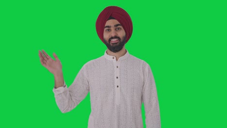 Happy-Sikh-Indian-man-saying-Hello-Green-screen