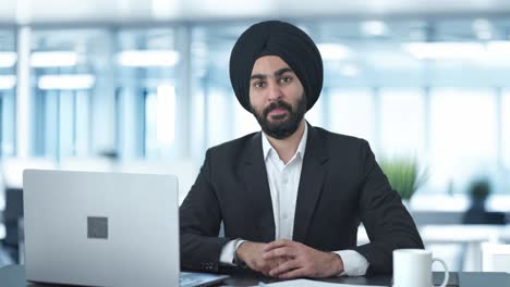 Glücklicher-Indischer-Sikh-Geschäftsmann,-Der-Siegeszeichen-Zeigt