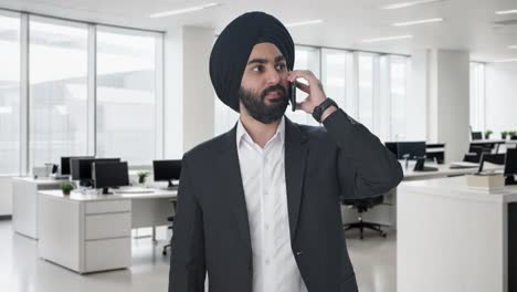 Ernsthafter-Indischer-Sikh-Geschäftsmann,-Der-Auf-Abruf-Spricht
