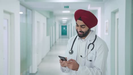 Glücklicher-Indischer-Sikh-Arzt,-Der-Jemandem-Eine-Nachricht-Schickt