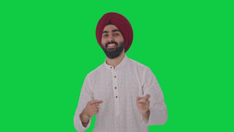 Fröhlicher-Sikh-Indianer,-Der-Tanzt-Und-Den-Grünen-Bildschirm-Genießt