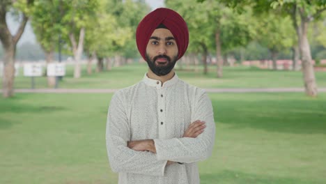 Selbstbewusster-Sikh-Indianer-Steht-Mit-Gekreuzten-Händen-Im-Park